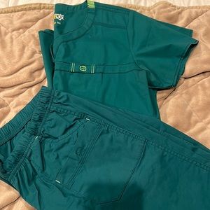 Wonder, wink, scrub set